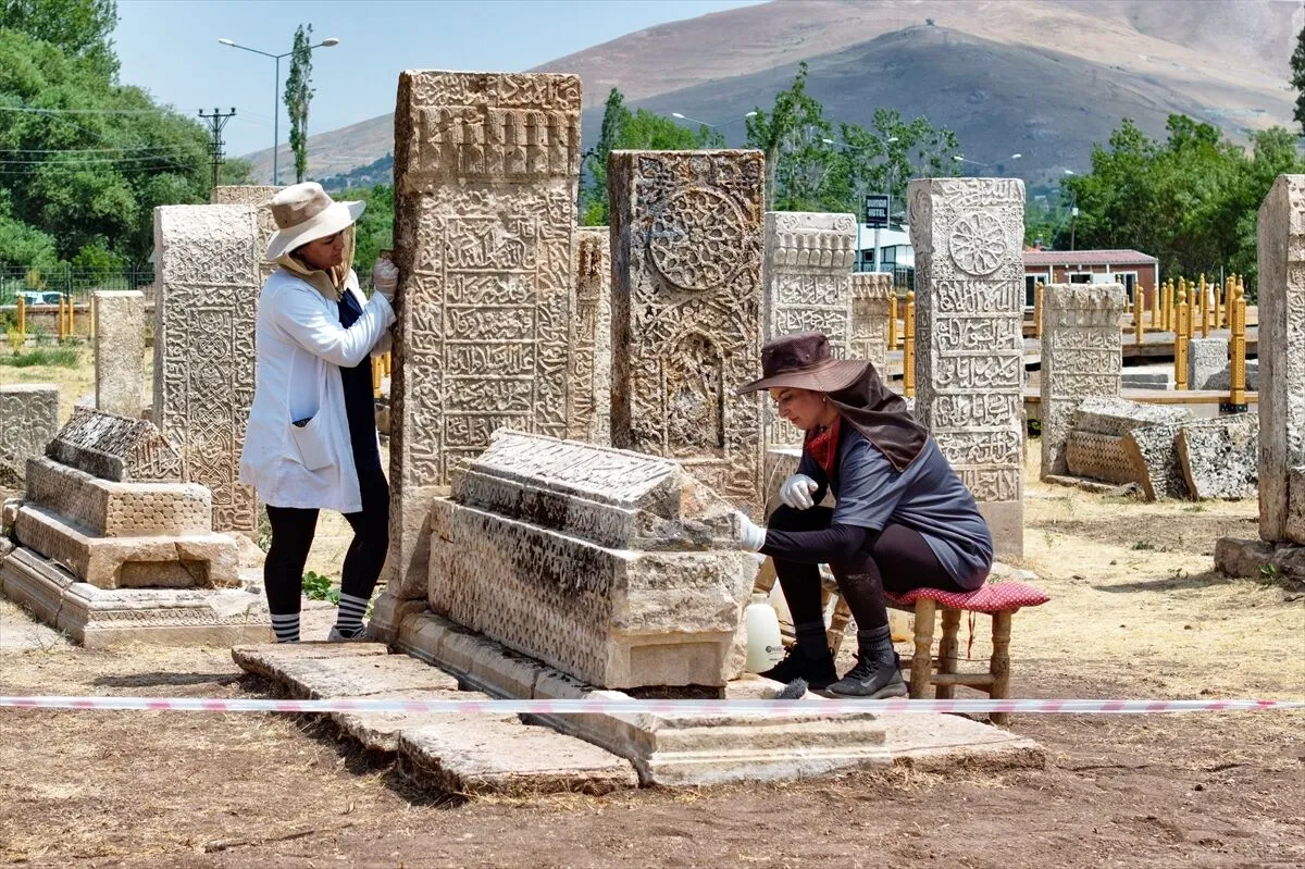 Selçuklu Mezarlığı’ndaki taşlar cerrahi titizlikle temizleniyor