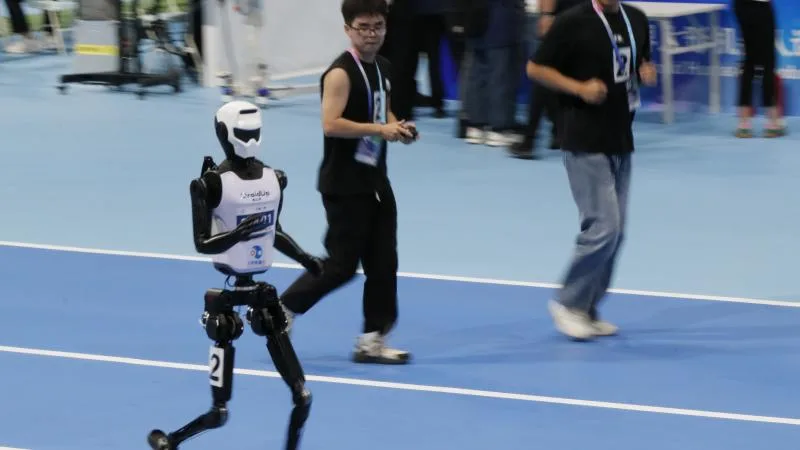 Çinli insansı robot 100 metreyi Usain Bolt’tan daha hızlı koştu