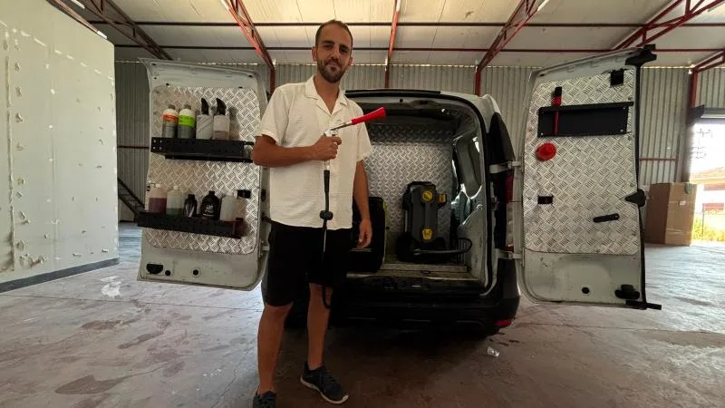 Sokak sokak gezip araçları ücretsiz yıkıyor