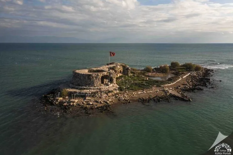 Antik Kilikya Limanında Makedon Dünyasıyla Bağlantılı On Helenistik Mezar Ortaya Çıkarıldı