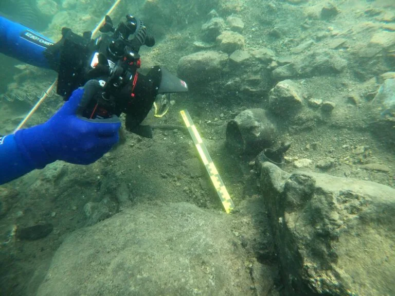 Dalgıçlar İtalya’daki Batık Tarih Öncesi Yerleşimde Antik Buğday Tarlaları, Tunç Çağı Çömlekleri ve Gizemli Ahşap Kalıntılar Keşfetti