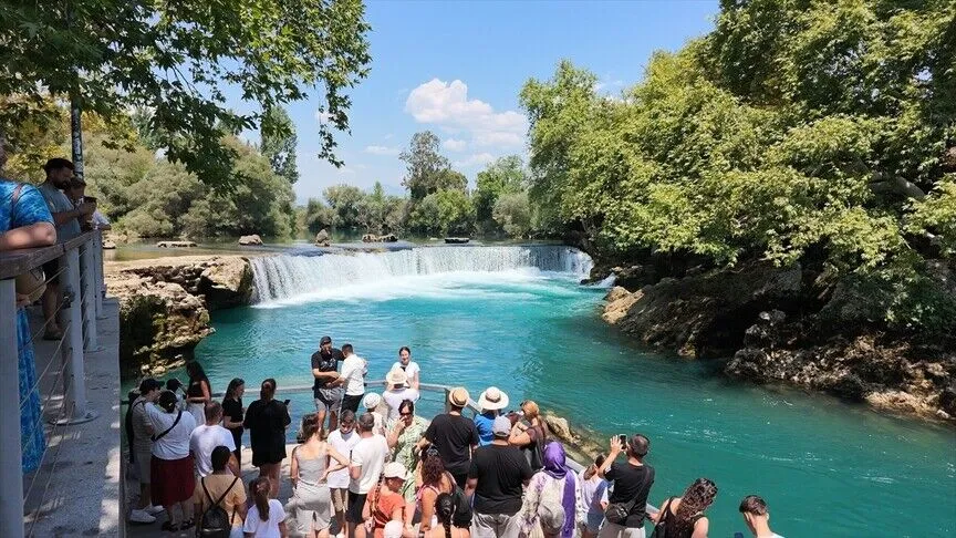 Manavgat Şelalesi serinlemek isteyen yerli ve yabancı turistleri ağırlıyor