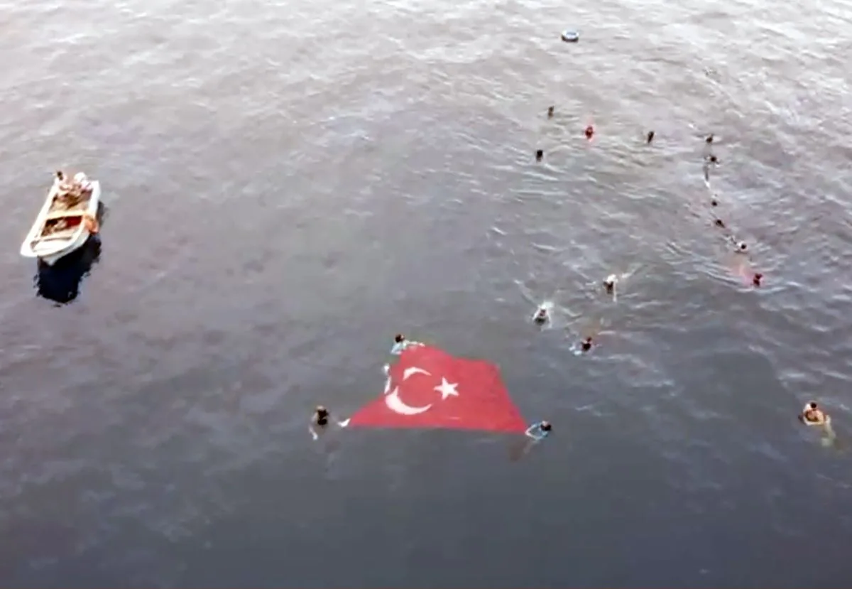 Milli dalışçı Şahika Ercümen, Zafer Bayramı’nda Türk bayrağı açtı.