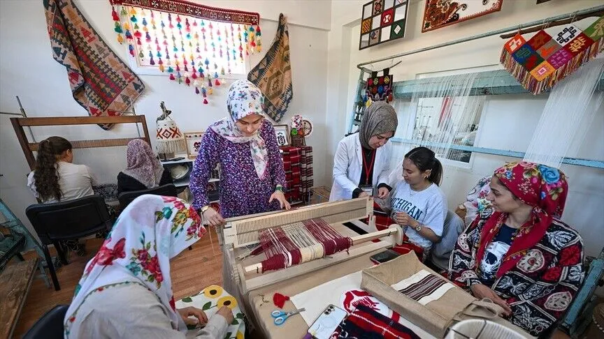 Gaziantep’te kadınlar geleneksel el dokumacılığını geleceğe taşıyor