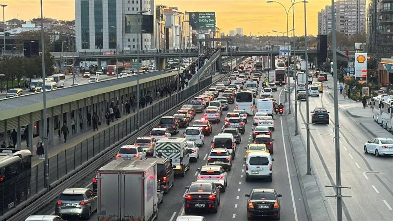 Uyum haftası başladı, trafik yoğunluğu arttı