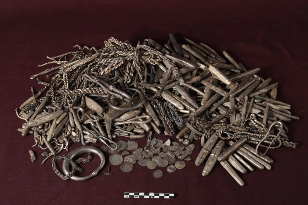 Danimarka’nın En Büyük Viking Gümüş Hazinesini Ortaya Çıkardı