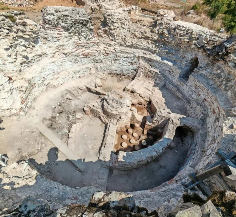 Sırbistan’ın Šarkamen Kentinde Anıtsal Bir Saray Kulesinin İçinde İnşa Edilmiş Benzersiz Roma İmparatorluk Hamamı Keşfedildi