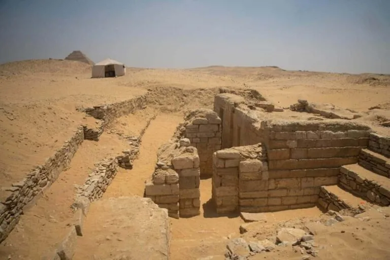Saqqara’da Duvarlarında Renkler Hala Duran 4.400 Yıllık Mısırlı Bir Yargıcın Mezarı Bulundu
