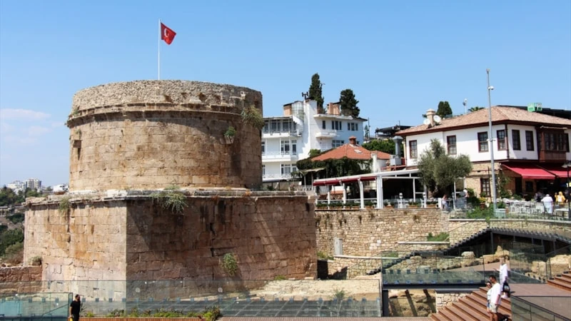 Antalya’nın kalbinde 2 bin yıllık tarih: Kaleiçi ziyaretçilerini geçmişe götürüyor