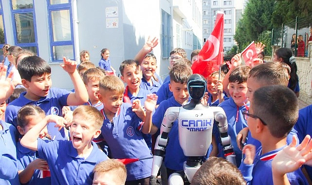 Samsun’da Türkiye’nin Nüfusa Kayıtlı İlk İnsansı Robotunu Öğrenciler Karşıladı