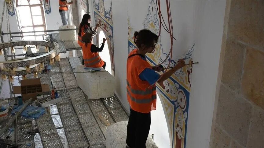 Tarihi Hacı Yusuf Taş Camisi’nde süsleme ve kalem işleri devam ediyor