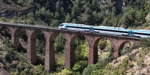 Milli elektrikli hızlı tren saatte 250 kilometreye ulaşarak rekorunu geliştirdi