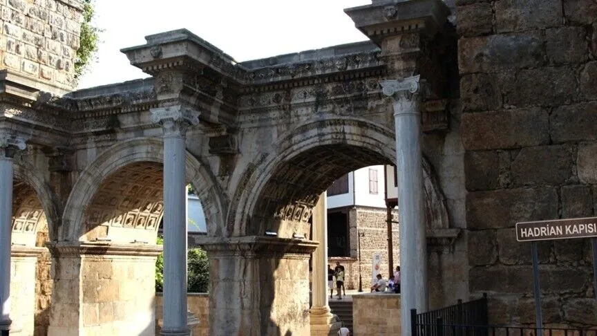 Antalya’daki 1900 yıllık Hadrian Kapısı kentin tarihine ışık tutuyor