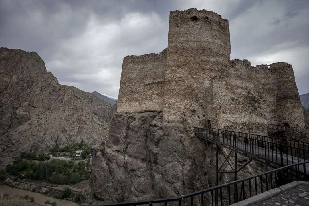 Doğa tutkunlarının ilgi gösterdiği sarp kayalıklardaki kaleye ulaşım artık daha kolay