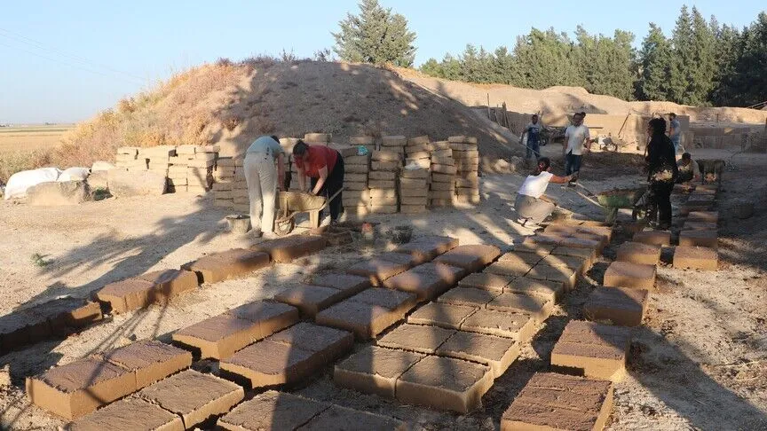 Hatay’da depremlerden etkilenen Aççana Höyük, geleneksel yöntemlerle onarılıyor