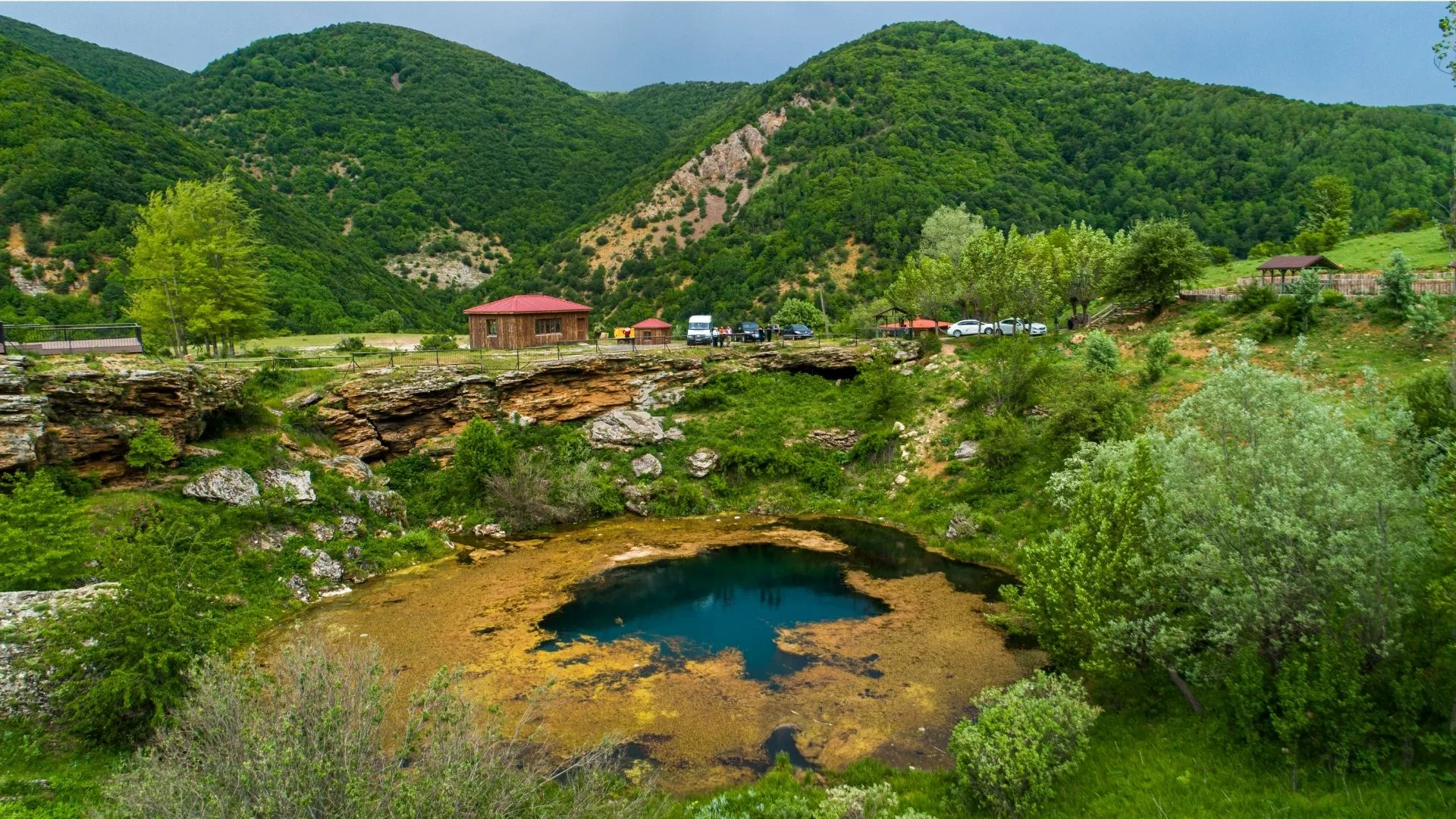 Dipsiz Göl Şelalesi