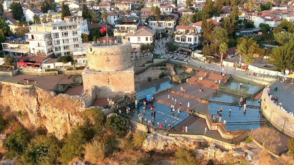 Antalya’da milli tenisçiler Hıdırlık Kulesi’nde gösteri maçı yaptı