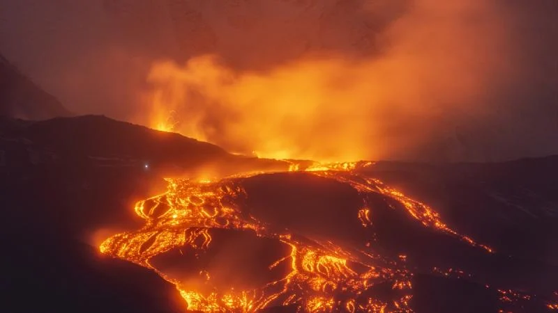 Etna Yanardağı’nın kül püskürtmesi hava ulaşımını olumsuz etkilemeye devam ediyor