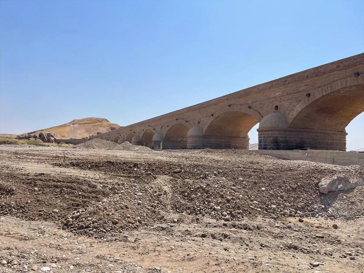 Kerkük’te 143 yıllık Osmanlı Köprüsü’nün temelinin sağlamlaştırılması için çalışma başlatıldı