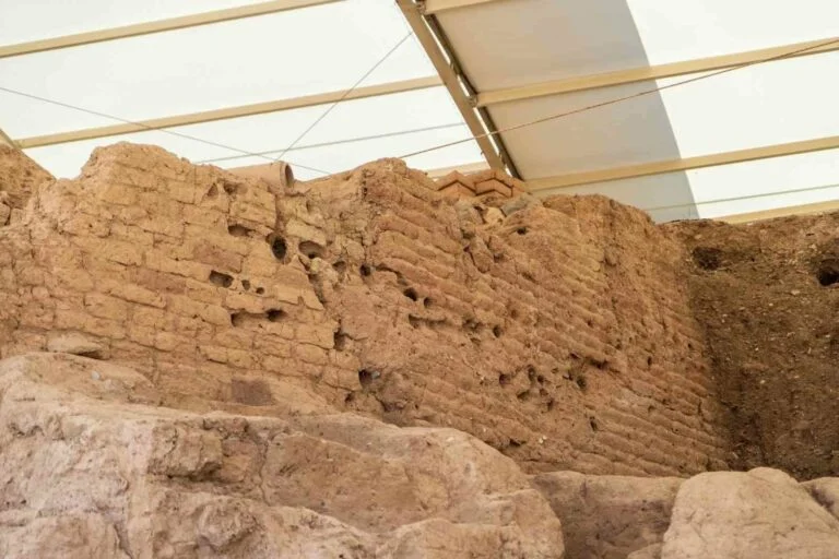 Madeni Parayı İcat Eden Şehir, Kale İnşa Sırlarını Asur’dan Ödünç Almış Olabilir