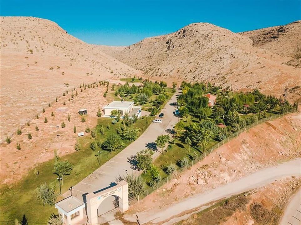 Tarihin Ve Tabiatın Birleştiği Tek Tek Dağları Millî Parkı