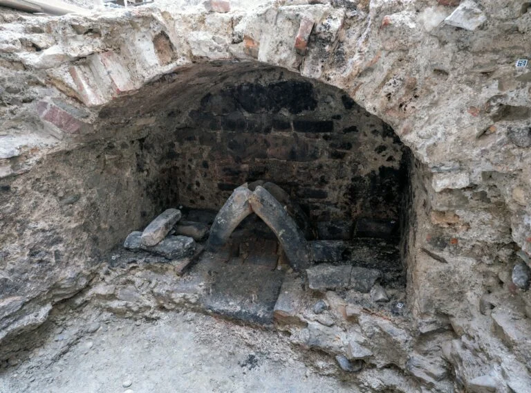 İsviçre Manastırının Altında Neredeyse Hiç Hasar Görmemiş 700 Yıllık Nadir Bir Isıtma Sistemi Bulundu