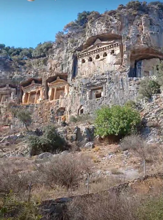 Kaunos’ta 2.500 Yıllık Sessizlik: Kaya Mezarları Hala Nöbette
