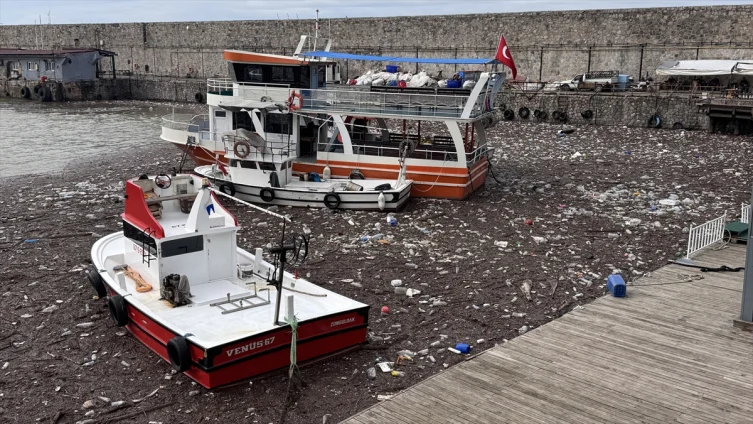 Sağanağın taşıdığı atıklar Zonguldak Limanı’nı kapladı