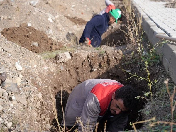 Erzurum’da toprak donmadan kışlık mezarlar kazılıyor