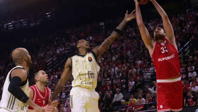 Fenerbahçe Son şampiyon Olympiakos’u müthiş geri dönüşle Yunanistan’da yendi