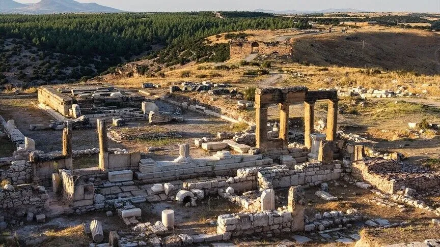 Blaundos’ta Kuzey Tapınağı’nı çevreleyen duvarın kalıntılarına ulaşıldı