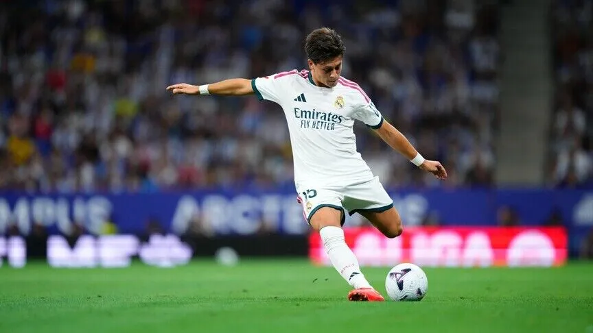 Real Madrid’de eylül ayının oyuncusu seçilen Arda Güler, ödülünü aldı