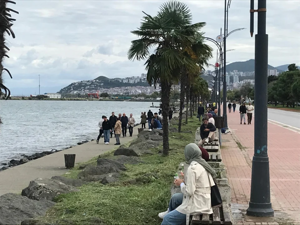 Serin Havaya Rağmen Samsun Halkı Huzuru Denizde Arıyor