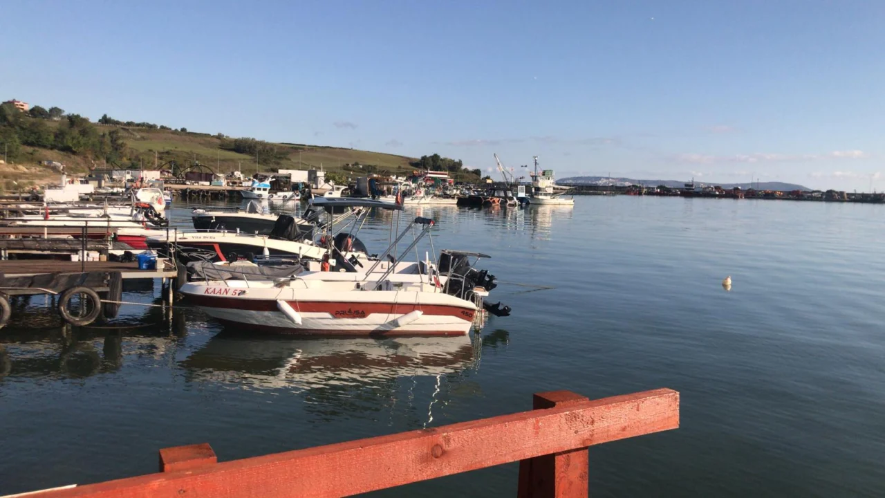 Sabahın İlk Işıklarında Limanda Huzur Dolu Manzara