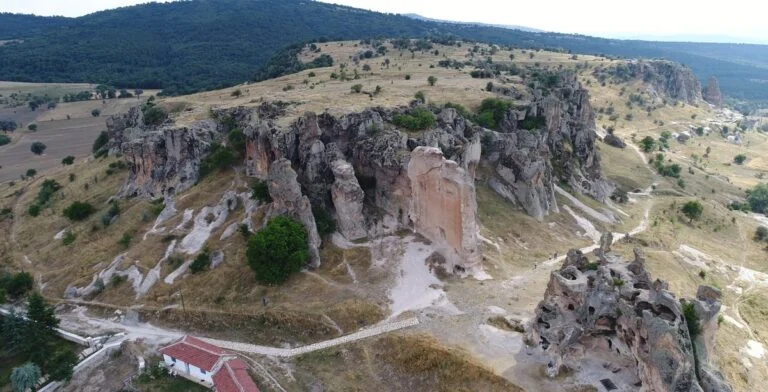Gizli Bir Duvar, Friglerin Midas Kalesi
