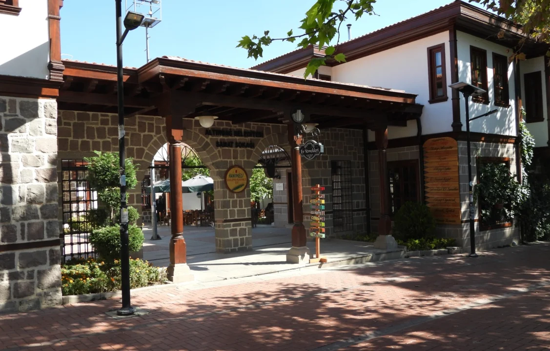Sanat Sokağında Türk El Sanatları Geleneği Yaşatılıyor, Usta Eller Çalışıyor